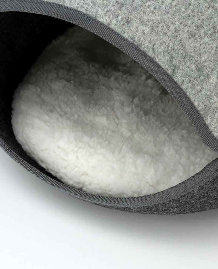 Peșteră pentru pisici Lionto din fetru robust, peșteră confortabilă pentru pisici cu fermoar, 46 x 38 x 24 cm, pat confortabil și modern pentru pisici cu pernă moale și lavabilă, gri