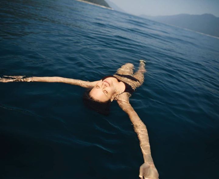 Cristale de baie Kneipp Relaxare pură - mărime specială - cu sare naturală profundă din salina Luisenhall și ulei esențial de balsam de lămâie indian și extract de balsam de lămâie, ediție limitată, 720G Duș și baie Naty Shop