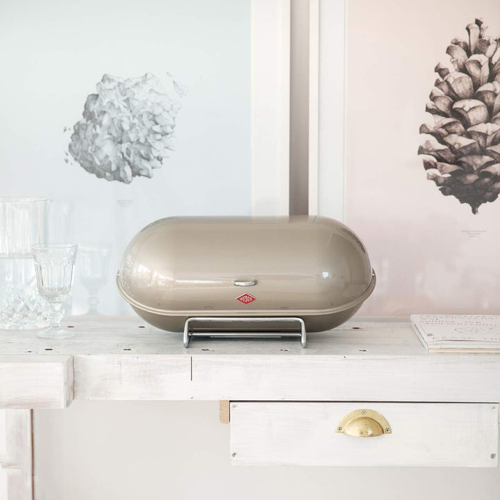 Coș pentru pâine WESCO Breadboy cu capac articulat fără zăngănit, de culoare roșie, din tablă de oțel acoperită cu pulbere, găuri de ventilație și mâner robust Cutii depozitare alimente Naty Shop